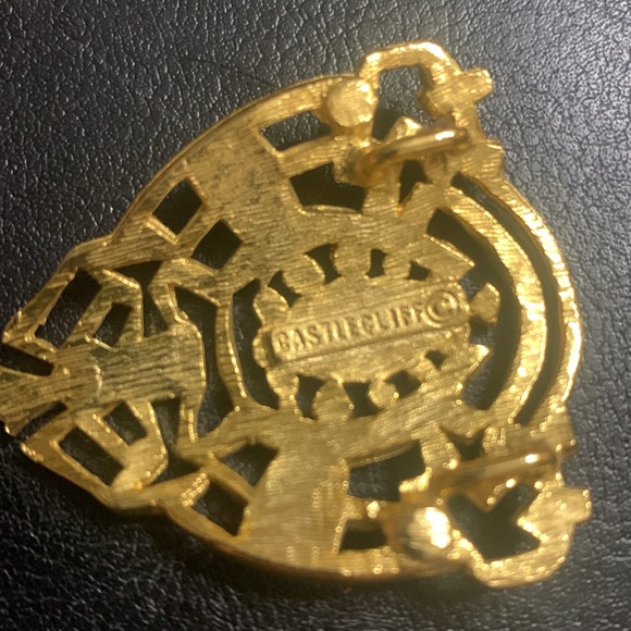 RARE ESTATE FIND… CASTLECLIFF .. Gold Crest Pendant … excellent condition - Picture 6 of 6